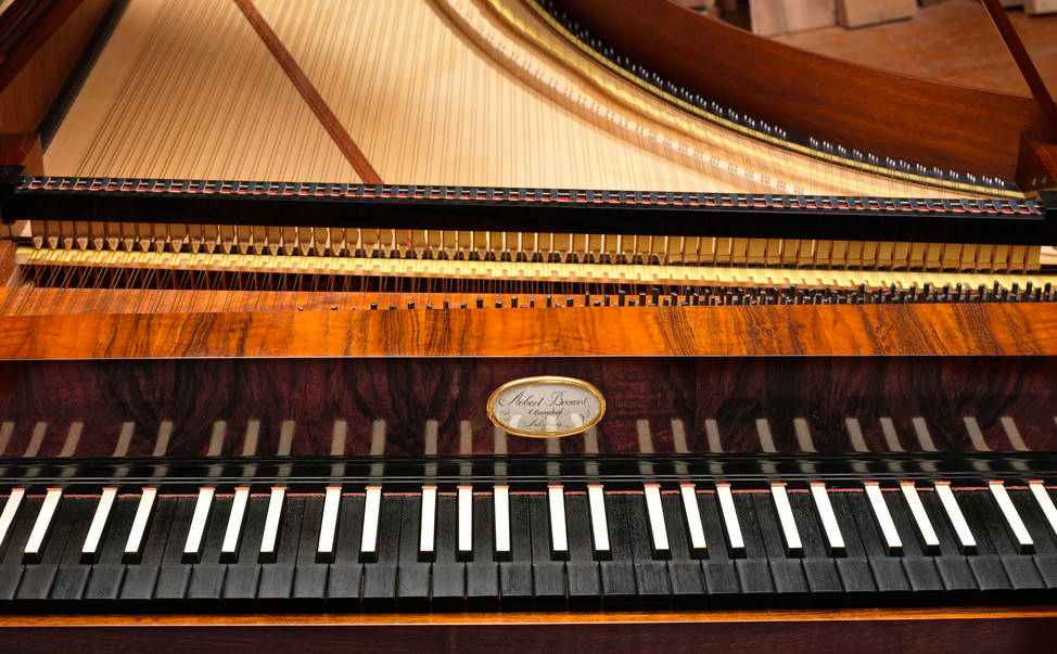 Un pianoforte classico contro uno moderno Tutta Pubblicità